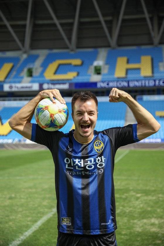 무고사의 전매특허는 골을 넣은 뒤 두 팔을 위로 벌히고 포효하는 일명 '스트롱맨 세리머니'다. [사진 인천 유나이티드]