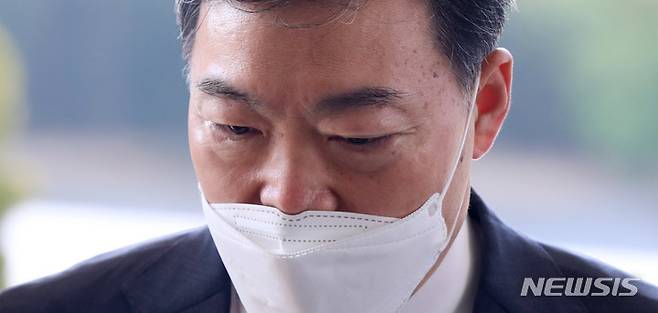 [서울=뉴시스] 추상철 기자 = 김오수 검찰총장이 19일 오전 서울 서초구 대검찰청으로 출근하고 있다. 2022.04.19. scchoo@newsis.com