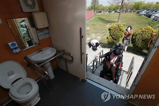 리프트만 있고, 작동하지 않는 장애인 화장실. [손형주 기자]