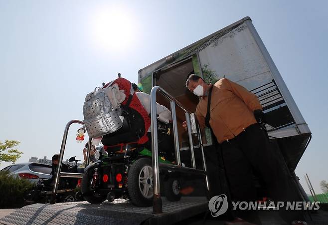 장애인은 이용할 수 없는 공원 화장실 [손형주 기자]