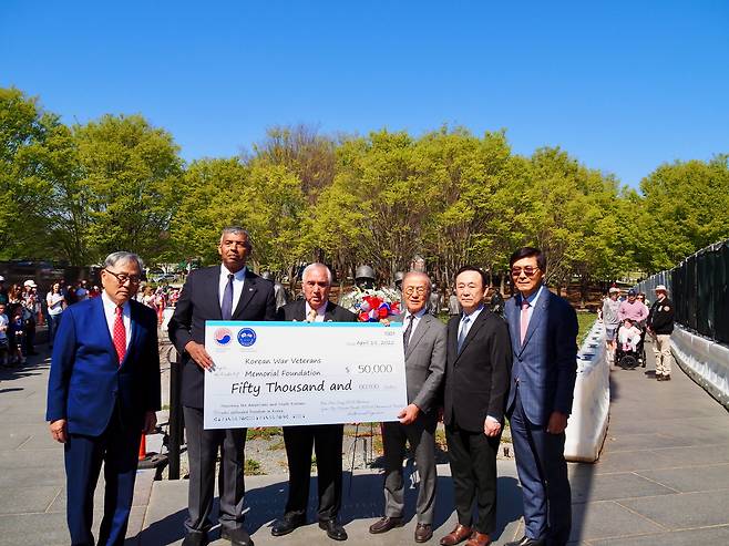 지난 15일(현지 시각) 대한민국 카투사연합회가 미국 워싱턴DC에 있는 한국전 참전용사 기념공원을 찾아 이곳에 세워질 ‘추모의벽’ 건설 기금 5만 달러(약 6200만원)를 전달하고 있다. 왼쪽부터 써니 박 주한미군 전우회 고문, 빈센트 브룩스 전 주한 미군 사령관 및 주한 미군 전우회 회장, 존 틸러리 전 주한 미군 사령관 및 한국전 참전용사 기념재단 회장, 윤윤수 휠라홀딩스 회장 및 대한민국 카투사연합회 상임고문, 김해성 카투사연합회 회장, 김종욱 카투사연합회 명예회장./대한민국 카투사연합회