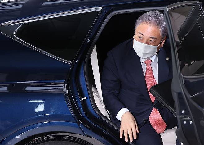 박진 외교장관 후보자가 20일 오전 종로구 한 건물에 마련된 인사청문회 준비 사무실로 출근하고 있다. /연합뉴스