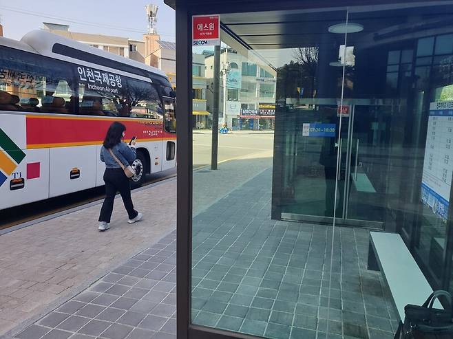 지난 8일 전북 전주대학교 옛 정문 앞의 정류장에 학생이 지나가고 있다. 공항 이용객의 감소로 전주대~서울남부터미널 시외버스 구간을 공항리무진이 운행하고 있다. 박임근 기자