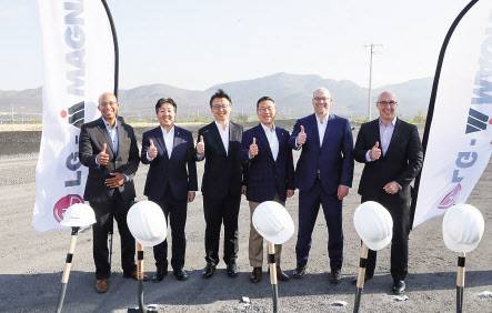 착공식에 참석한 정원석(왼쪽 두번째부터) LG마그나 대표, 은석현 LG전자 VS사업본부장, 조주완 LG전자 사장, 톰 럭커 마그나 파워트레인 대표, 제프 모리슨 GM 부사장.[LG전자 제공]