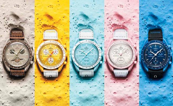 오메가X스와치가 탄생시킨 ‘문스와치’. 맨 왼쪽부터 토성, 태양, 천왕성, 금성, 해왕성 제품. 오메가의 대표 제품인 스피드마스터 문워치에서 디자인 영감을 받고 총 11개 행성의 이미지에서 색상을 재해석했다./오메가 제공