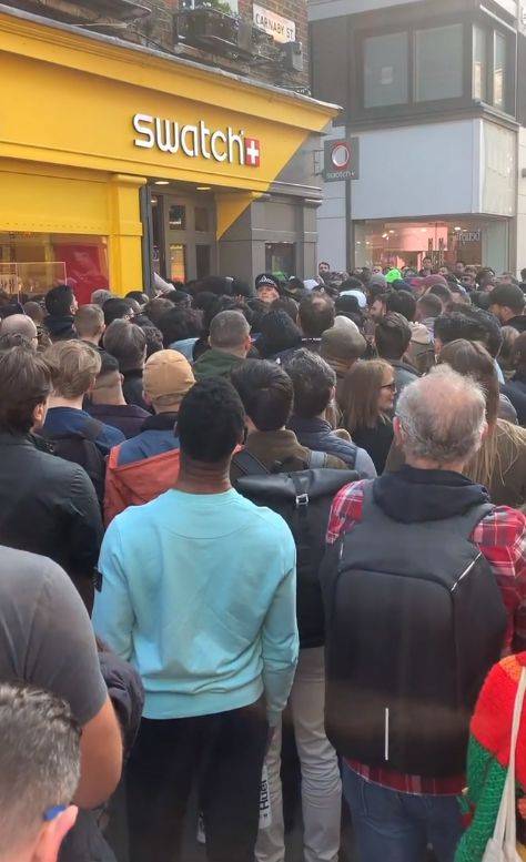 명품시계 브랜드의 오메가가 스와치와 콜라보를 진행해 선보인 '문스와치'가 전 세계를 시계 마니아들의 마음을 사로잡고 있다. 영국 카나비 거리 스와치 매장에서는 '문스와치'를 사기위한 사람들로 북적이고 있다. (인스타그램 캡처)2022.3.27/뉴스1