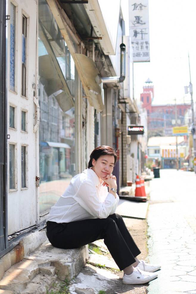여러 역사를 지닌 전북 군산의 개복동 거리에 앉아 있는 김나은 대표. 김나은 제공