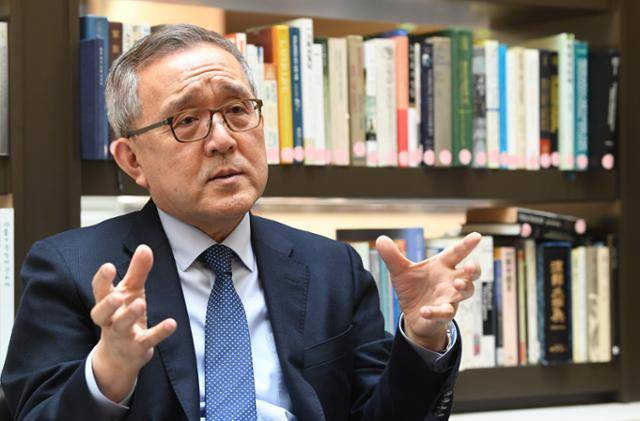 김판석 연세대 명예교수는 19일 한국일보와의 인터뷰에서 "인사는 제도도 중요하지만 실행 과정에서 지혜가 필요하다"며 "사퇴 강요가 아니라 진솔하게 소통하는 노력을 해야 한다"고 말했다. 배우한 기자