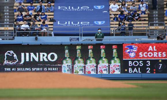 지난 11일 LA다저스 홈경기 중 하이트진로 글로벌 브랜드 JINRO 제품 5종이 LED 광고에 나오고 있다. [사진=하이트진로]