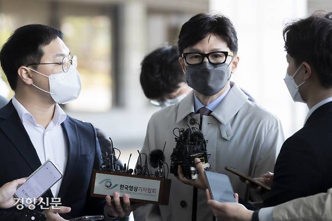 한동훈 법무부 장관 후보자가 지난 15일 후보자 사무실이 마련된 서울 서초구 서울고등검찰청 청사로 출근하며 취재진 질문에 답하고 있다. 문재원 기자