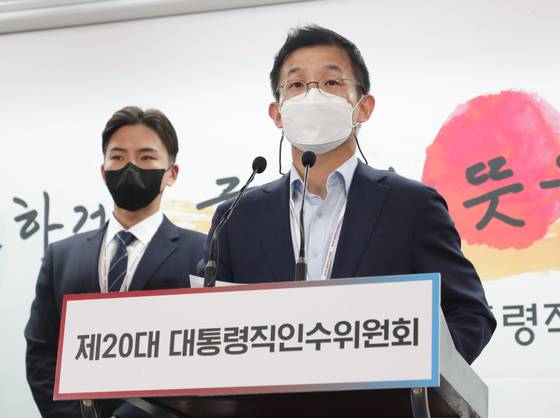 (서울=뉴스1) 인수위사진기자단 = 남기태 과학기술교육분과 인수위원이 21일 서울 종로구 통의동 인수위 사무실에서 ‘국가 전략기술 초격차 R&D 및 디지털 국가전략 추진’ 관련 브리핑을 하고 있다. 2022.4.21/뉴스1