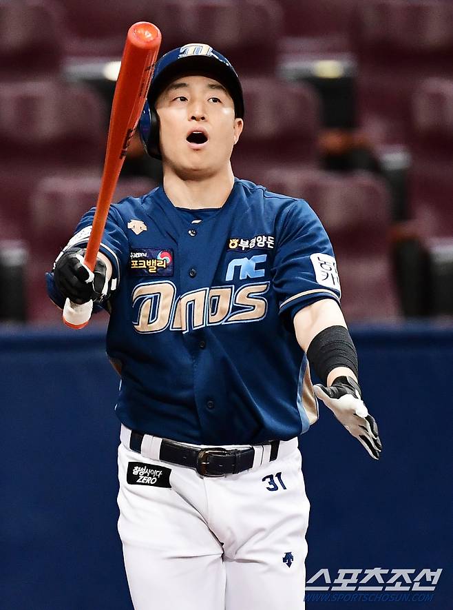 14일 서울 고척스카이돔에서 KBO리그 키움과 NC의 경기가 열렸다. 3회 두 번째 타석에서 안타를 날린 손아섭이 손을 들어보이고 있다. 타격하는 손아섭. 고척=송정헌 기자songs@sportschosun.com/2022.04.14/