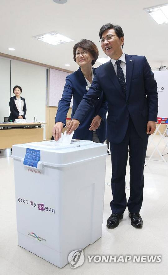 2017년 5월 4일 당시 안희정 충남지사가 부인 민주원 씨와 제19대 대통령선거 사전투표를 하고 있다.[사진=연합뉴스]