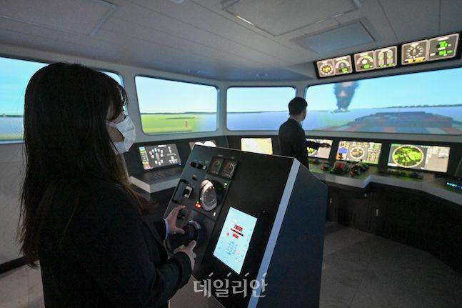 한국해양교통안전공단 직원들이 실제 선박사고가 난 지역을 가상으로 설정 후 시뮬레이션을 전개하고 있다. 선박조종 시뮬레이터는 각종 선박사고를 사전에 예방하고 기존 사고 유형을 분석하는 역할까지 담당한다. ⓒ배군득 기자