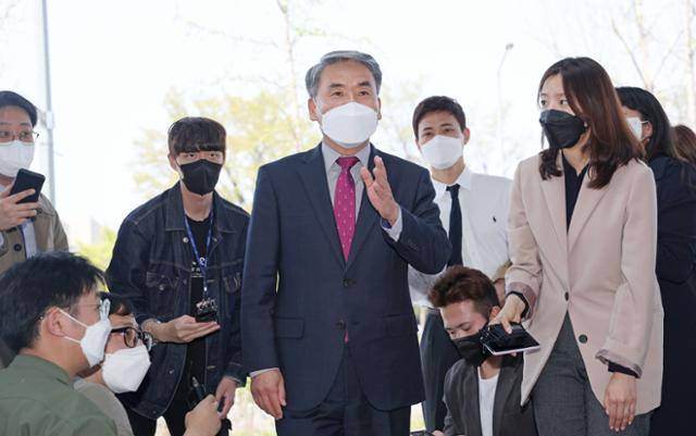 이종섭 국방부 장관 후보자가 11일 오후 인사청문회 준비단 사무실이 마련된 서울 용산구 국방컨벤션에 출근하고 있다. 연합뉴스