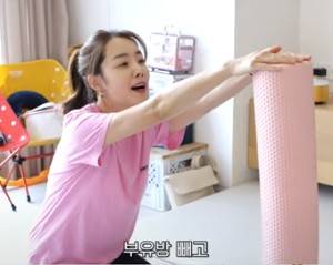 폼롤러는 근막을 이완시켜 혈액순환을 원활하게 하고, 근육의 유연성을 높인다./사진=유튜브 채널 '소이현 인교진 OFFICIAL' 영상 캡처