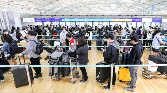 정부가 입국자 격리 의무를 해제한 뒤 인천국제공항 이용객이 늘고 있다. [뉴스1]