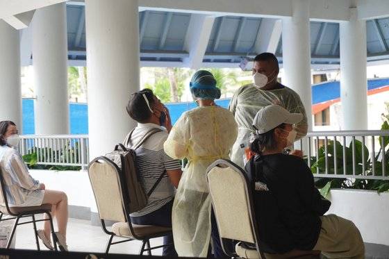 사이판 리조트에서 PCR 검사를 받는 사람들. 사이판은 PCR 검사가 무료다. [사진 마리아나관광청]