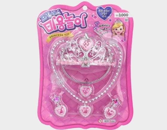 유행 패션 아이템으로 떠오른 장난감 완구. / 사진=다이소