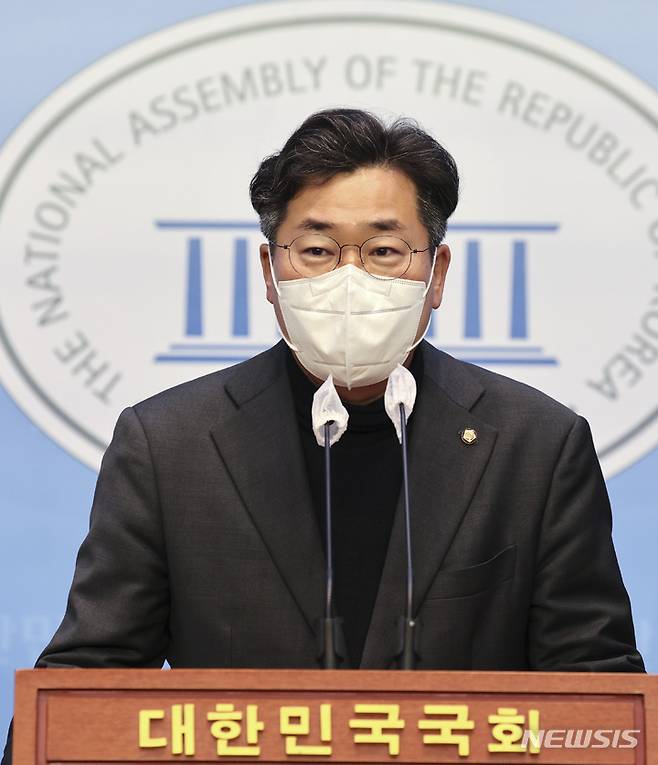 [서울=뉴시스] 최진석 기자 = 박찬대  더불어민주당 신임 원내정책수석부대표가 25일 국회 소통관에서 소감을 밝히고 있다. (공동취재사진) 2022.03.25. photo@newsis.com