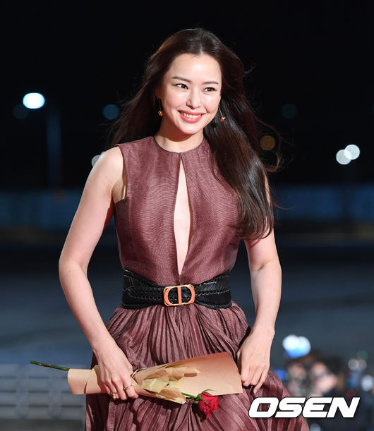 [OSEN=인천, 이대선 기자] 21일 오후 인천 중구 파라다이스시티에서 ‘제 40회 청룡영화상’ 레드카펫 행사가 진행됐다.배우 이하늬가 레드카펫을 밟고 있다. /sunday@osen.co.kr
