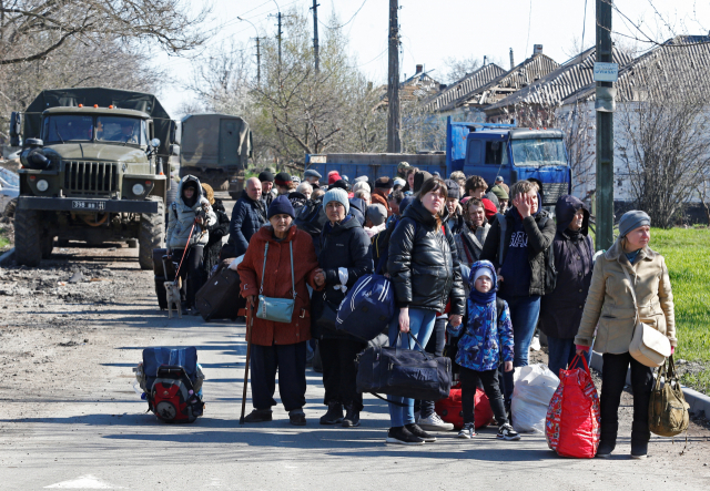 20일(현지시간) 우크라이나 남부 항구도시 마리우폴에서 주민들이 러시아와 우크라이나 군의 최후 결전을 앞두고 피란 버스를 기다리고 있다. 마리우폴에 남은 우크라이나 해병대와 아조우 연대가 결사 항전 태세를 보이자 항복을 종용하며 최후통첩을 날린 러시아군은 총공세를 준비 중이다. 연합뉴스