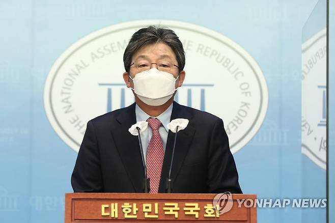 지지 호소 기자회견하는 유승민 전 의원 (서울=연합뉴스) 하사헌 기자 = 국민의힘 경기도지사 후보 경선에 나선 유승민 전 의원이 19일 오전 국회 소통관에서 기자회견을 열고 지지를 호소하고 있다. 2022.4.19 [국회사진기자단] toadboy@yna.co.kr