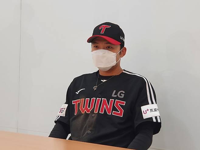 인터뷰하는 박해민 (서울=연합뉴스) 하남직 기자 = LG 트윈스 외야수 박해민이 22일 서울시 잠실구장에서 열린 프로야구 두산 베어스와의 방문 경기에서 맹활약한 뒤 취재진과 인터뷰하고 있다.