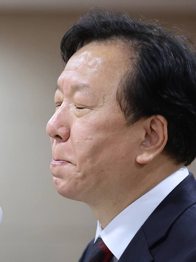 정호영 보건복지부 장관 후보자가 2022년 4월17일 서울 중구 국립중앙의료원에서 기자회견을 열고 두 자녀의 경북대 의대 편입학 특혜 의혹과 관련해 답변하고 있다. 연합뉴스