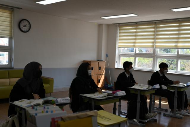 지난 15일 울산생활과학고등학교 다문화교실에서 아프간 특별기여자의 자녀인 스이에라(왼쪽부터), 조할, 타왑, 사디쿨러가 한국어 수업을 받고 있다. 울산= 박은경 기자