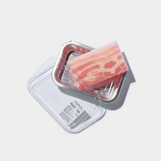 숍에서 가장 인기가 좋은 굿즈 ‘삼겹살 무늬 수세미’.