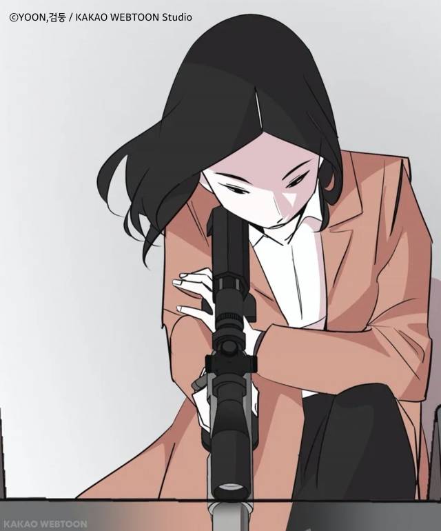 웹툰 '유부녀 킬러'에서 범죄자에게 총을 겨누고 있는 주인공 보나. 카카오엔터테인먼트 제공