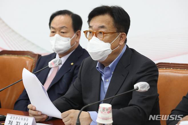 [서울=뉴시스] 전진환 = 정진석 국민의힘 공천관리위원장이 21일 오전 국회에서 6·1 지방선거 대전, 세종, 충북, 충남 광역단체장 경선 결과를 발표하고 있다. (공동취재사진) 2022.04.21.  photo@newsis.com
