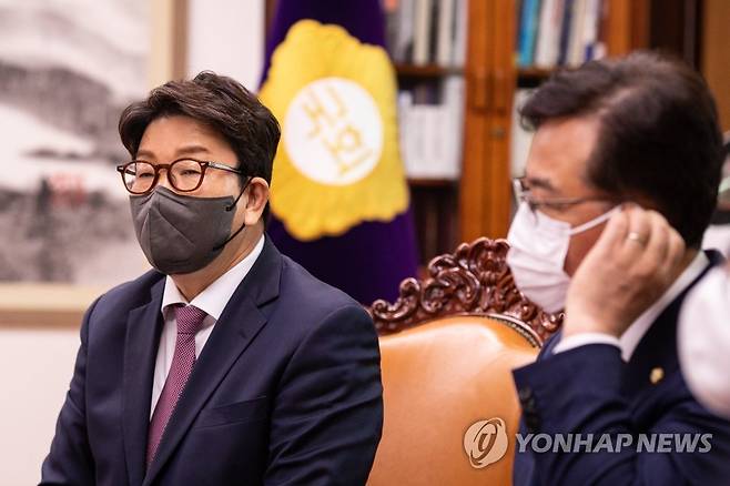 발언하는 권성동 원내대표 (서울=연합뉴스) 국민의힘 권성동 원내대표가 검수완박(검찰 수사권 완전 박탈) 법안에 대해 여야가 박병석 국회의장이 제시한 중재안을 양측이 수용한 22일 오후 서울 여의도 국회의장실에서 열린 여야 원내대표 회동에서 발언하고 있다. 2022.4.22 [국회사진기자단] srbaek@yna.co.kr