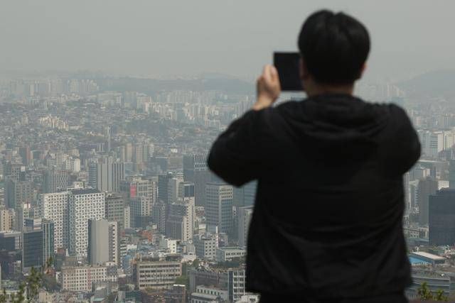 18일 서울 남산에서 바라본 시내 고층 빌딩과 주택가. 연합뉴스