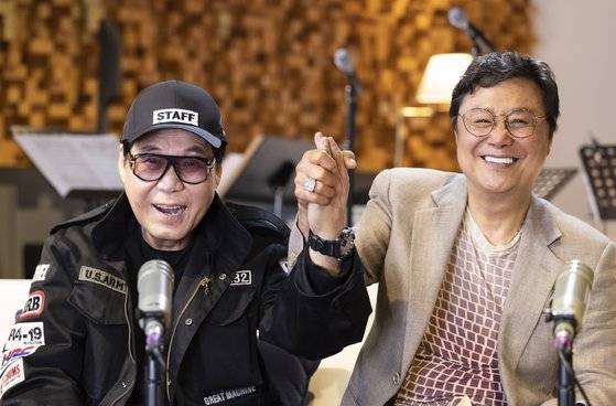 가수 조영남(왼쪽)과 남진. 50년 넘게 우정을 이어오는 사이다. 권혁재 사진전문기자