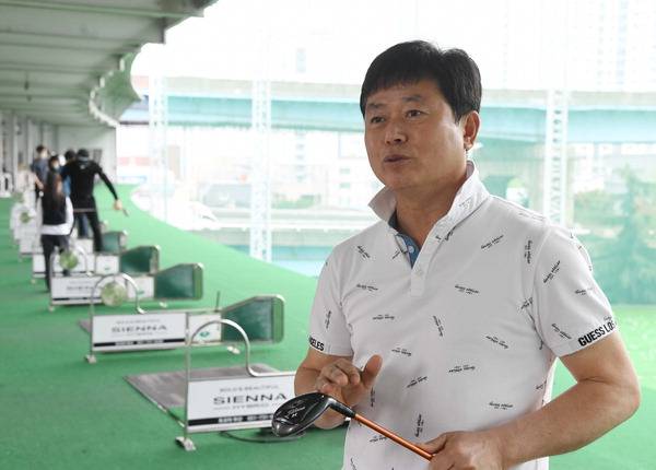 신용진 프로가 총괄본부장을 맡고 있는 부산 부산진구 가야골프센터에서 자신의 골프 철학에 대해 이야기하고 있다. 서정빈 기자