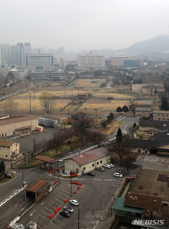 [서울=뉴시스] 이영환 기자 = 6일 오전 서울 용산구 국방부 청사가 보이고 있다. 정부는 이날 오전 김부겸 국무총리 주재 임시 국무회의에서 대통령 집무실 이전 지원 비용이 담긴 예비비를 심의·의결 한다. 예비비 규모는 360억원대로 알려졌다. 기존 윤석열 당선인의 대통령직인수위원회(인수위)가 제안한 496억원에서 130억 가량 줄었다. 합동참모본부(합참) 건물 이전 비용과, 한남동 공관 리모델링 비용 등이 포함됐고, 합참 건물로 들어갈 대통령비서실과 대통령경호처 이전 비용 일부는 제외된 것으로 알려졌다. 2022.04.06. 20hwan@newsis.com