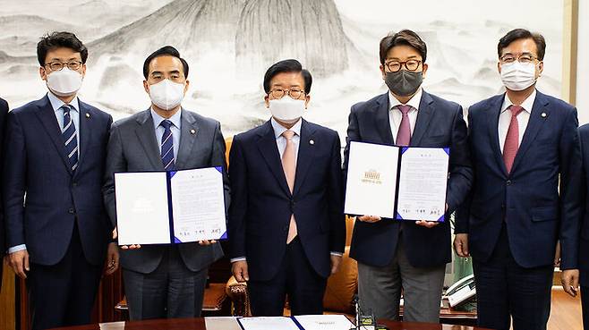 검수완박 중재안 내놓은 박병석 국회의장과 이에 합의한 여야 원내대표