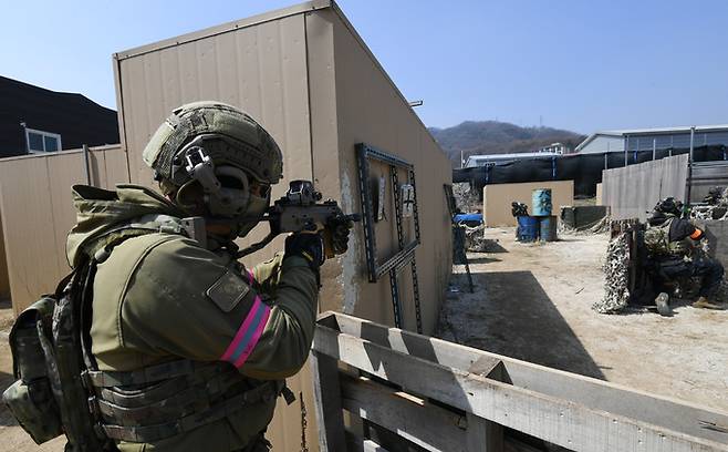 게임에 참가한 한 동호인이 에어소프트 건으로 상대방을 겨누고 있다.