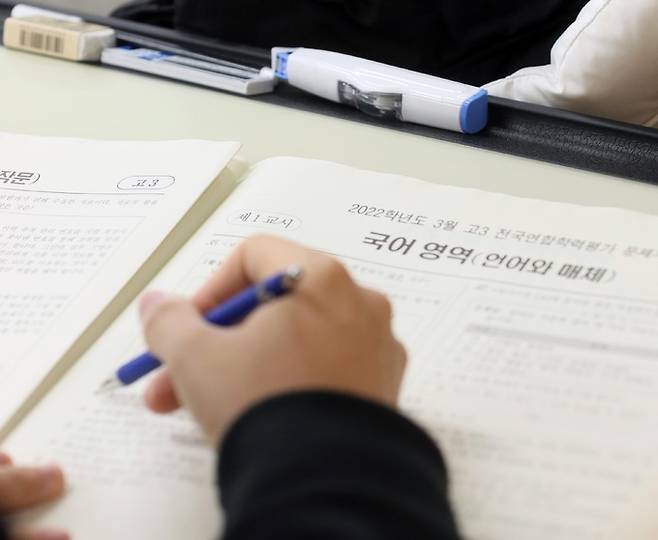 지난 3월24일 전국연합학력평가가 전국적으로 실시된 가운데 서울 송파구 잠신고등학교 3학년 학생들이 시험을 보고 있다. 뉴시스