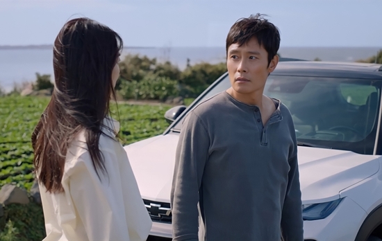 Lee Byung-hun and Shin Min-a take The Slap in seven yearsThe 6th episode of TVNs Saturday drama Our Blues, which will be broadcast on the 24th, will be decorated with an episode of Dongseok and Suna, the main character of Lee Byung-hun and Shin Min-a.Through the last broadcast prologue, the past will be briefly released seven years ago during school days, and the episode Dongseok and Suna, which added curiosity, will be released in earnest.The production team focuses attention on the drama and the present drama and drama La rencontre, which was released seven years ago by the dynamic and Min Sun-ah in the 6th scene.The two people who met with a smile seven years ago will now do the Slap, which is a way of living with their wounds.First of all, the appearance of The Slap Dynamite and Min Sun-a in Jeju Island in seven years attracts attention with a cool atmosphere.Dynamites eyes toward Min Sun-a are cold and absurd.The dynamic of dragging a truck away with Min Sun-ah on the road attracts attention to what kind of Slap the two people have done.He was also hurt by Min Seon-a seven years ago.I thought Min Sun-ah liked him, but when I realized that it was an illusion, he said, Can not you like me like me?From the perspective of dynamite, Min Sun-ah, who appeared in Jeju Island, will be more concerned about Min Sun-ah, who appeared in a shabby appearance than before.In the meantime, seven years ago, the joyful time of dynamic and Min Sun-a stimulates curiosity.In particular, Min Sun-ah is now a mother of a child and has a deep impression of suffering from depression.It makes me wonder why Min Sun-ah came to Jeju Island alone and what La rencontre (Bonjour Monsieur Courtet) they had seven years ago.Our Blues will be drawn from La rencontre (Bonjour Monsieur Courtet) seven years ago, when Dong Seok and Suna enjoyed their lives, to memories of Sunah who was hurt by Dong Seok, and The Slap in seven years.In addition, the appearance of Suna, who will overturn the village of Pureung, is also drawn.I would like to ask for your interest in the appearance of Jeju Island and their Slap, which will cause a stir in the heart of the full-fledged party. Meanwhile, Our Blues will be broadcast at 9:10 pm on the 24th.Photo: TVN Our Blues