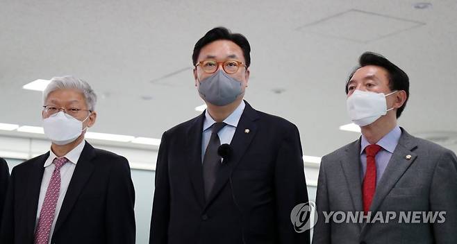 일본 도착한 정진석 정책협의대표단 단장 (나리타=연합뉴스) 이세원 특파원 = 윤석열 대통령 당선인이 일본에 파견한 정책협의대표단 단장인 정진석 국회부의장 24일 오후 일본 지바현 나리타시 소재 나리타국제공항에서 도착한 직후 취재진 앞에서 발언하고 있다.