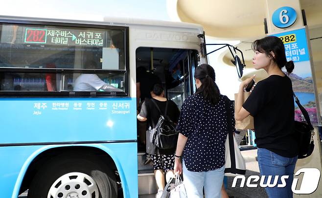 .전국자동차노동조합연맹 제주지역자동차노동조합과 제주버스연합노동조합은 25일 오후 4시 제주도지방노동위원회 조정위원회에서 제주도 및 사측과 파업 전 최종 협상을 한다. 노조측은 협상이 결렬되면 26일0시부터 총파업에 돌입할 예정이다. 제주시외버스터미널에서 시민과 관광객들이 버스에 타고 있다. / 뉴스1 DB