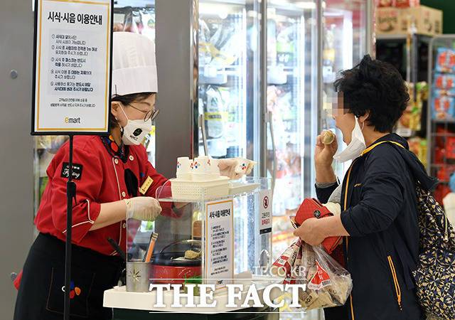 코로나19 거리두기 전면 해제와 함께 마트와 영화관 등에서의 취식이 가능해진 25일 오후 서울 시내의 한 대형마트를 찾은 시민들이 시식코너의 음식을 맛보고 있다. /남용희 기자