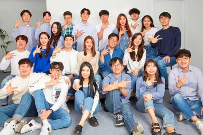 첨단기술 스타트업의 직원들은 대체로 20대가 많다. 사진은 가상인간 스타트업 '클레온'의 직원들.