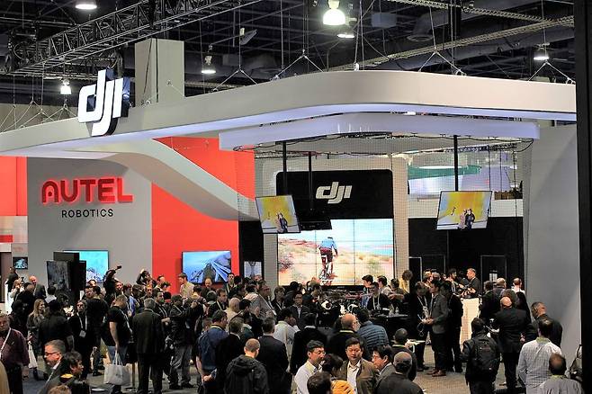 미국 라스베이거스에서 매년 열리는 CES(국제전자제품박람회)는 참여업체들이 최첨단 제품과 기술을 뽐내는 각축장이다. 2016년 CES의 한 업체 전시 부스./마우리지오 페세(위키피디아)