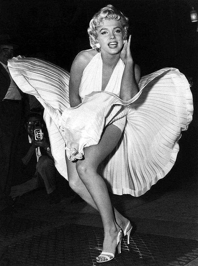 1950년대에 선풍적인 인기를 끌었던 미국 영화배우 마릴린 먼로. 뉴욕에서 영화 '7년만의 외출'을 촬영할 당시 모습./위키피디아