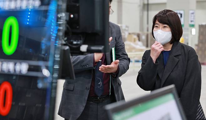 이윤숙 네이버 포레스트 CIC 대표가 네이버풀필먼트얼라이언스(NFA) 파트너사인 파스토 용인1센터를 찾아 시설을 둘러보고 있다.