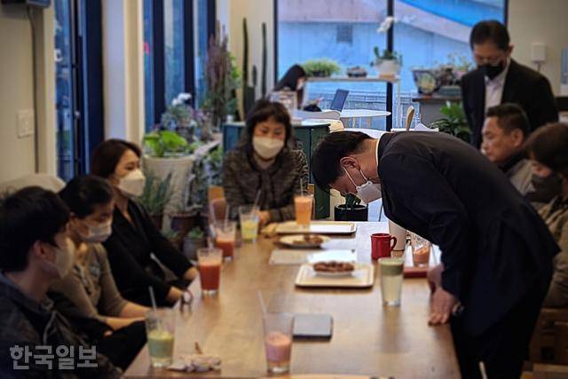 '삼례나라슈퍼 강도치사 사건' 주임검사였던 최성우 변호사가 17일 전북 완주군 삼례읍의 한 카페에서 재심으로 무죄를 선고받은 '삼례 3인조'와 사건 피해자 및 그 가족들에게 사과하고 있다. 완주=이유지 기자